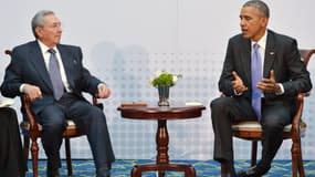 Raul Castro et Barack Obama se sont entretenus au Sommet des Amériques, samedi 11 avril, une première depuis plus de 50 ans dans les relations entre Cuba et les Etats-Unis.