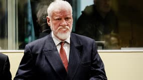 Slobodan Praljak, quelques instants avant l'annonce du verdict, le 29 novembre 2017, au TPIY, à La Haye.