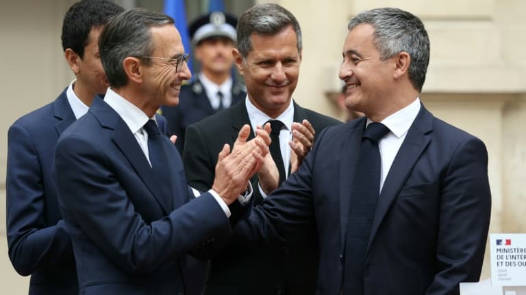 Le nouveau ministre de l'Intérieur Bruno Retailleau (gauche) applaudit Gérald Darmanin lors de la passation de pouvoir à l'hôtel de Beauvau le 23 septembre 2024 à Paris