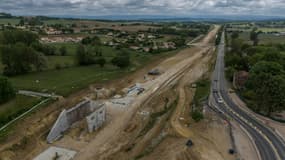 Vue aérienne du chantier de construction de l'autoroute A69 Toulouse-Castres, près de la commune rurale de Saint-Germain-des-Prés, le 7 mai 2025 dans le Tarn. 