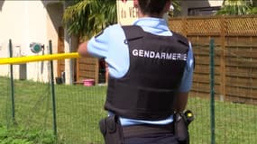 Une gendarme gèle la scène de crime après la mort d'une policière hors service de 42 ans, à La-Croix-de-la-Rochette, en Savoie