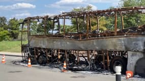 L'autocar de Thierry, incendié lors des émeutes