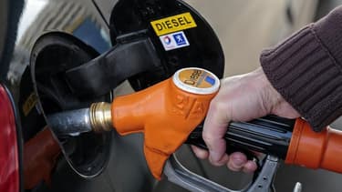 La fiscalité sur le diesel n'augmentera pas en 2014 en France mais la question est ouverte pour la suite, a déclaré le ministre du Budget, Bernard Cazeneuve. Ce carburant, désigné l'an dernier comme substance cancérogène par l'Organisation mondiale de la