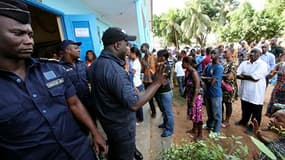 Devant un bureau de vote, à Abidjan. Les Ivoiriens votent pour le premier tour d'une élection présidentielle historique censée tourner la page d'une décennie de crise et de violences et mettre fin à la partition de facto du pays, avec cinq ans de retard s