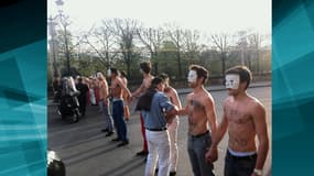 Les "Hommen" bloquant la rue de Rivoli, lundi.