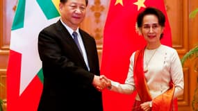 Xi Jinping serre la main de Aung San Suu Kyi, à Naypyitaw, au Myanmar, le 18 janvier 2020.