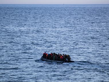 Des migrants dans un bateau pneumatique tentent la traversée de la Manche (illustration).