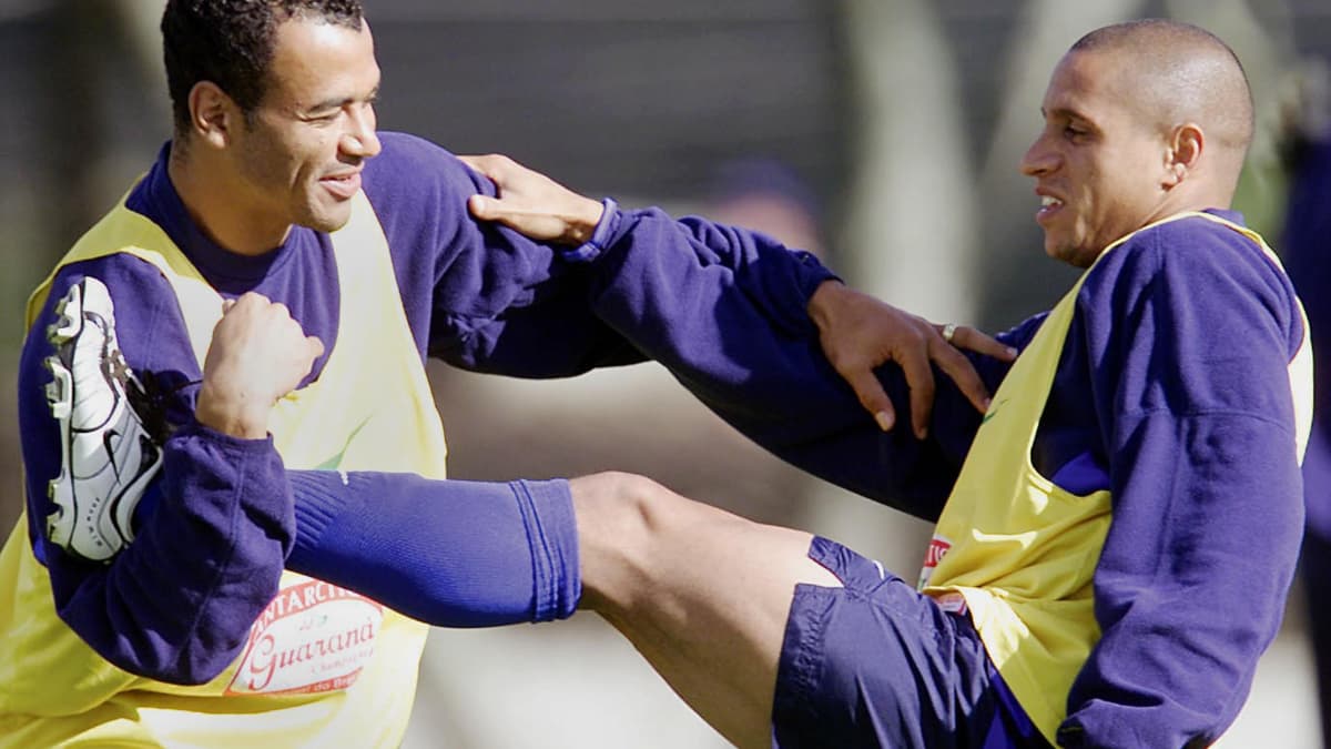Les Brésiliens Cafu (à gauche) et Roberto Carlos, deux latéraux très offensifs, en 2001