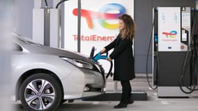 TotalEnergies a signé un partenariat avec Uber pour proposer aux chauffeurs équipés d'une voiture électrique ou hybride rechargeable un tarif préférentiel dans ses stations.