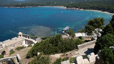 La visite guidée ne concerne que l'intérieur des bâtiments, les visiteurs pouvant découvrir librement les espaces extérieurs du fort de Brégançon.
