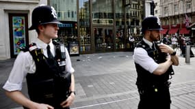 Des policiers britanniques dans le quartier bouclé de Leicester Square le 12 août 2024 à Londres après l'agression au couteau d'une fillette
