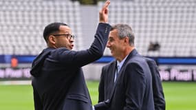 Liam Rosenior et Marc Keller en train de discuter en marge d'un match de Strasbourg en Ligue 1, le 29 septmebre 2025