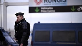 Un gendarme à l'entré du marché de Rungis dimanche 28 janvier, alors que les agriculteurs ont annoncé leur intention de bloquer les lieux dès lundi.