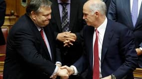 Le Premier ministre grec Georges Papandreou (à droite) et son ministre des Finances Evangelos Venizelos. Le gouvernement socialiste grec a remporté dans la nuit de mardi à mercredi le vote de confiance au parlement par 155 voix contre 143 et deux abstenti