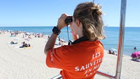 Une sauveteuse de la SNSM surveille une plage. (Illustration).