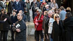 Un fan, en tenue de ski, présents aux obsèques de Michel Blanc à l'église Saint-Eustache à Paris, 10 octobre 2024.