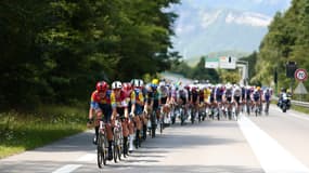Le peloton lors de la 18e étape du Tour de France entre Vif et Courchevel col de la Loze, le 24 juillet 2025.