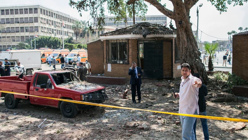 Un triple attentat a visé la police, mercredi 2 avril, dans le quartier de l'Université du Caire.