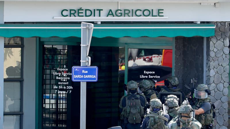 Des membres du GIGN interviennent dans une agence bancaire pour interpeller un homme soupçonné d'avoir tué trois personnes, dont sa mère et sa nièce, à La Réunion, le 28 octobre 2023.