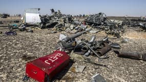 Des débris de l'avion qui s'est disloqué en plein vol, samedi, au-dessus du Sinaï.