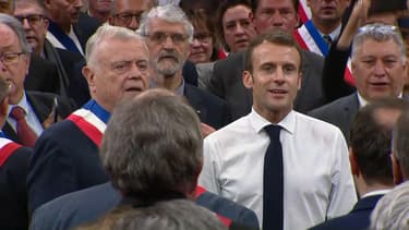 Macron lors d'un débat avec des maires, à Souillac.