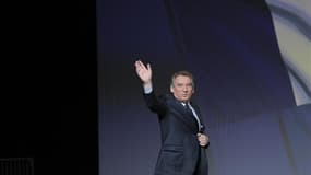 La défaite de François Bayrou, battu dimanche dans son fief des Pyrénées-Atlantiques, marque l'échec d'une stratégie personnelle autant que les difficultés pour le centre de se faire entendre dans une vie politique française de plus en plus bipolaire. /Ph