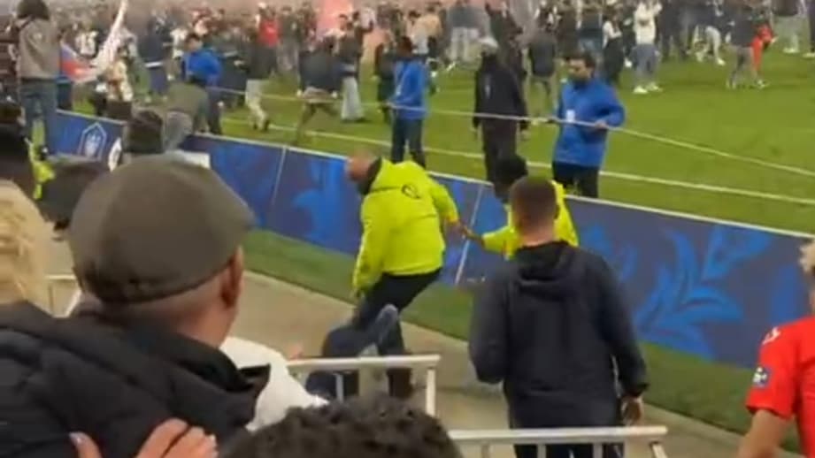 Orlando Silvestri (au sol, masqué) victime de coups de la part d'un stadier