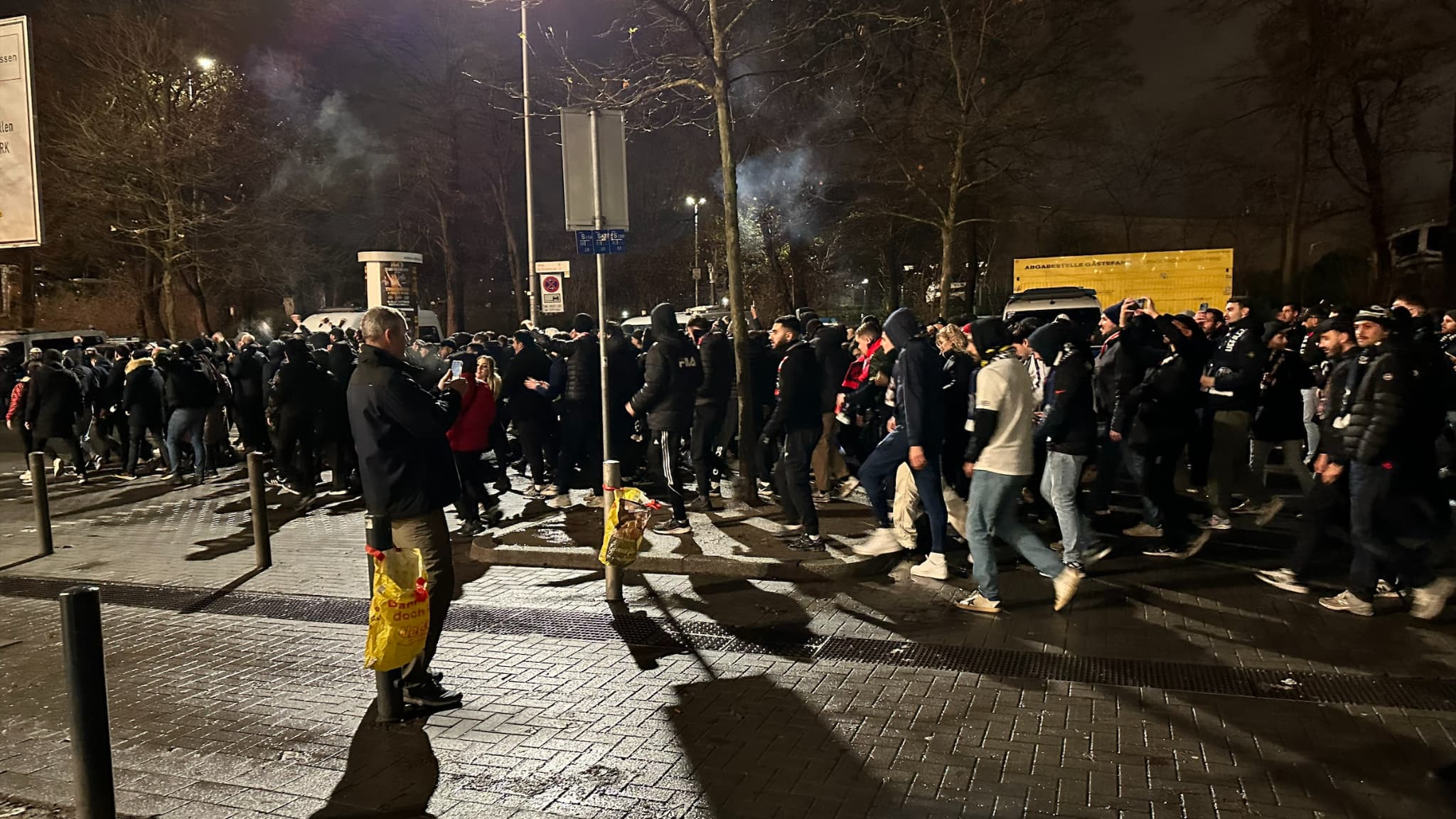 Les supporteurs du PSG arrivent au Signal Iduna Park de Dortmund, le 13 décembre 2023