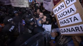 Confrontation entre des enseignants et des forces de l'ordre, à Buenos Aires en Argentine, le 6 avril 2017.