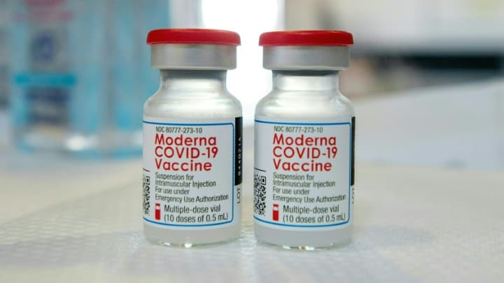Des flacons du vaccin Moderna contre le Covid-19 (photo d'illustration)