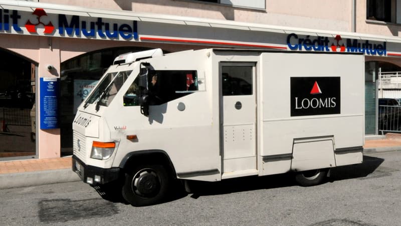 Deux établissements Loomis étaient bloqués lundi matin autour de Saint-Étienne par des convoyeurs de fonds en grève