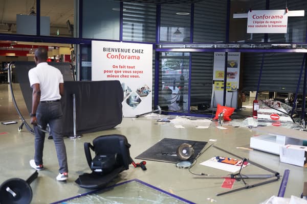 Un magasin Conforama vandalisé lors de violences urbains en lien avec la mort de Nahel 17 ans, à Bondy, en Seine-Saint-Denis, le 1er juillet 2023