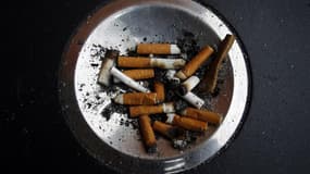 Des cigarettes consumées dans un cendrier. Photo d'illustration