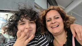 Samia avec sa fille Aya, une enfant autiste déscolarisée