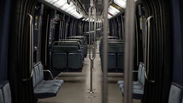 Une rame de métro vide à Paris après l'entrée en vigueur d'un couvre-feu nocturne, le 17 septembre 2020