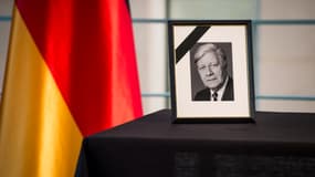 Un portrait de l'ancien chancelier allemand Helmut Schmidt, lors de son décès en 2015