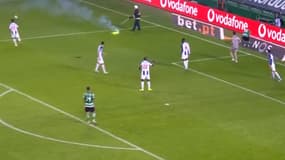 Un pompier entre sur le terrain pendant Sporting-Porto