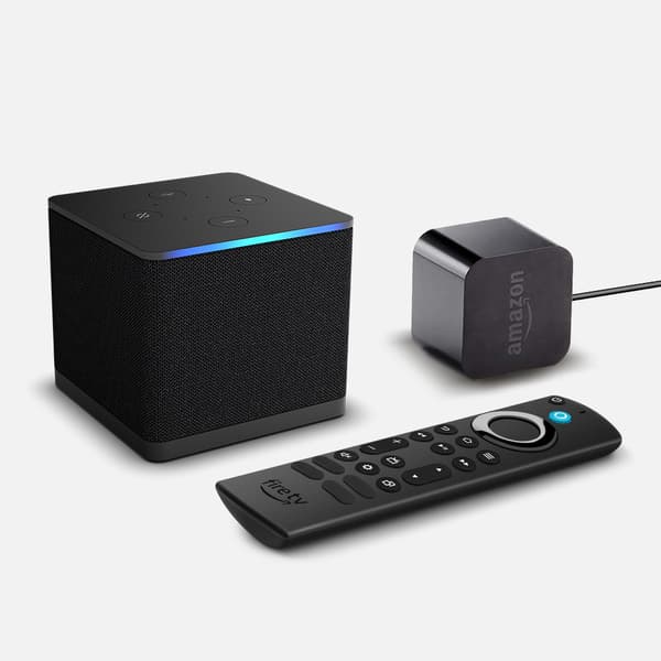 Le nouveau Fire TV Cube et la télécommande vocale Alexa Pro qui peut être retrouvée.