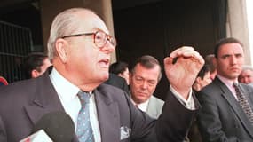 Jean-Marie Le Pen, le 20 février devant le tribunal correctionnel de Versailles, lors de la deuxième journée de son procès pour "injures en réunion" et "injures publiques" lors de la campagne des législatives 1997