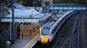 Le train reliant Doncaster à Londres, arrêté en gare de Huntingdon (Angleterre) le dimanche 2 novembre 2025 après une attaque au couteau dans les wagons la veille au soir.