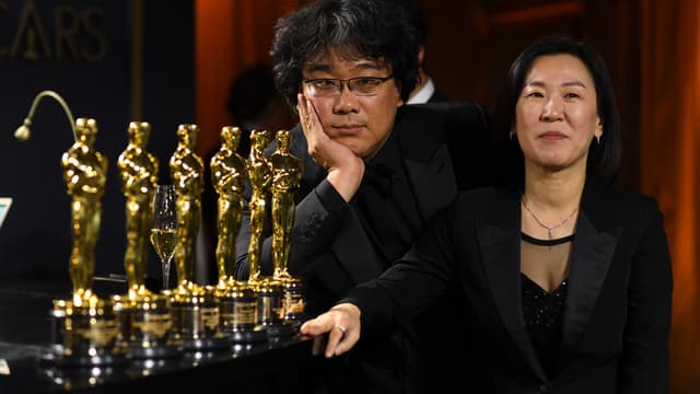 Le réalisateur Bong Joon-ho et sa productrice Kwak Sin-ae, les grands vainqueurs des Oscars 2020.