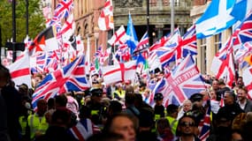 Les partisans de l'activiste d'extrême droite britannique Tommy Robinson défilent dans le centre de Londres, le 13 septembre 2025. 