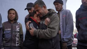 Les Palestiniens pleurent la mort d'un membre de leur famille dans la cour de l'hôpital des martyrs d'Al-Aqsa à Deir Al-Balah, dans le centre de la bande de Gaza, après qu'il ait été tué lors de frappes israéliennes sur le camp de fortune d'Al-Mawasi pour personnes déplacées à l'ouest de Khan Yunis le 10 mars 2024, au milieu des combats en cours entre Israël et le mouvement militant Hamas.