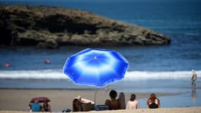 Des personnes sur la grande plage de Biarritz, le 17 mai 2022. (Photo d'illustration)
