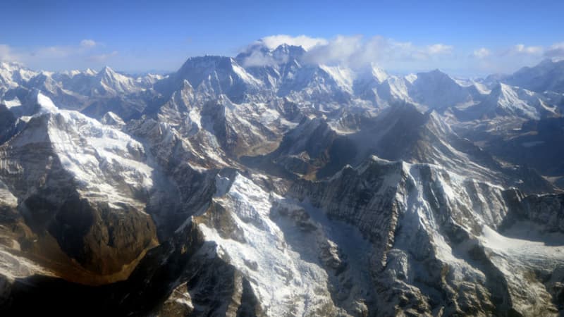 L'Everest dans la chaîne de montagnes de l'Himalaya. 