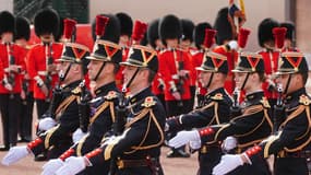 Des gardes républicains de la gendarmerie française et des membres de la F Company Scots Guards de l'armée britannique participent à une cérémonie spéciale de relève de la garde devant le palais de Buckingham à Londres, le 8 avril 2024, à l'occasion du 120e anniversaire de l'Entente cordiale.