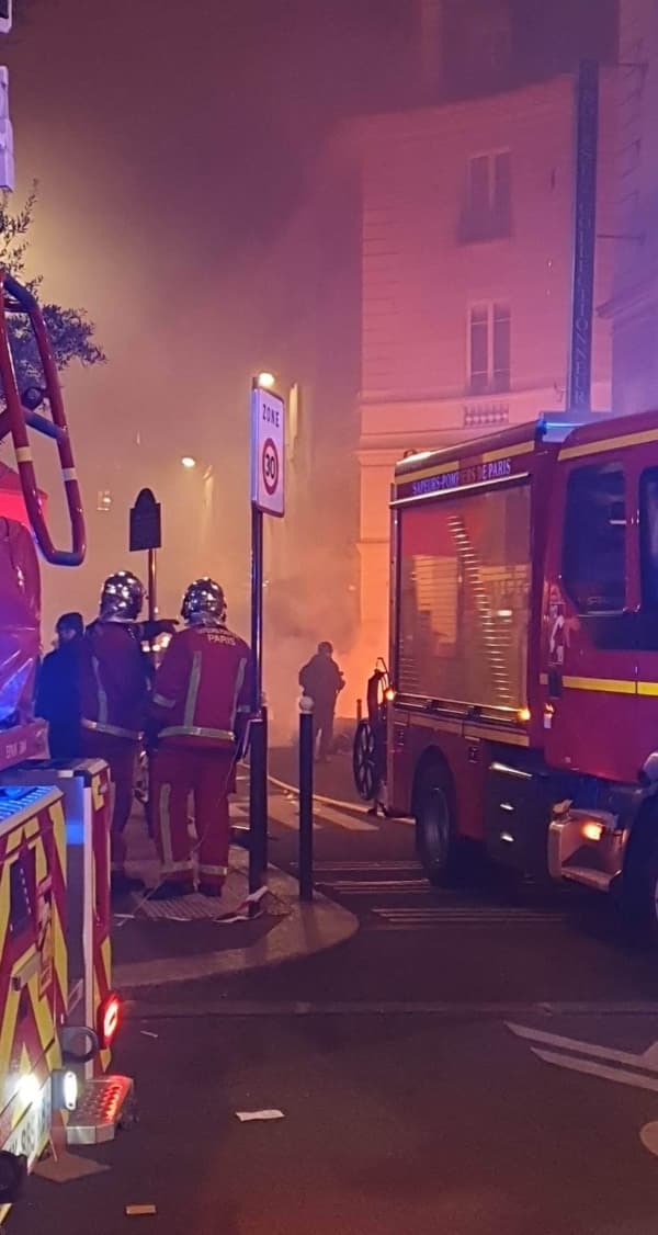 De nombreux feux ont été allumés à Paris, ce jeudi soir.