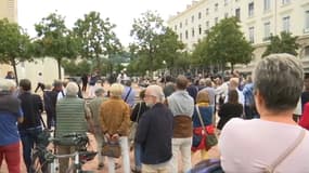 Environ 100 manifestants pro-vaccin étaient rassemblées ce lundi à Lyon.