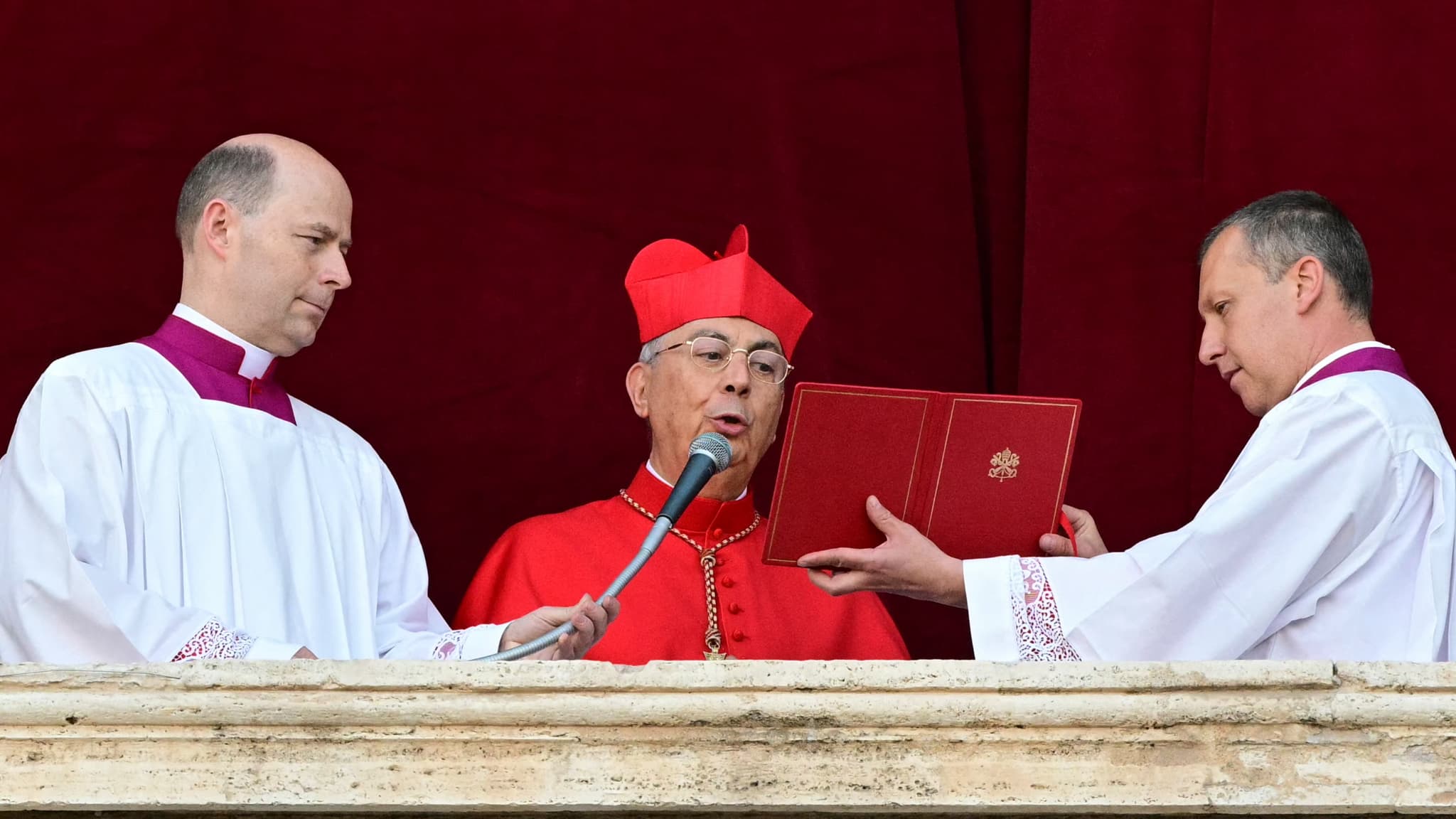 Le cardinal Dominique Mamberti annonce l'élection du pape Léon XIV à Rome, le 8 mai 2025