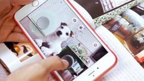 Depuis son smartphone, on peut surveiller son logement grâce à un robot qui fait des rondes en filmant ce qu'il voit.